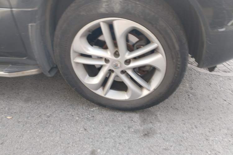 Used Renault Koleos 2012 2.5L 4x4 Luxury Navigation Edition Right Front Wheel Hub