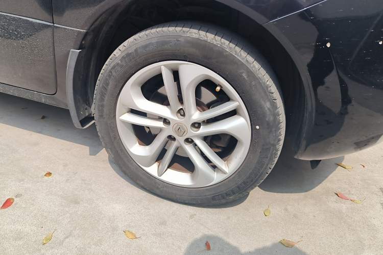 Used Renault Koleos 2012 2.5L Two-Wheel Drive Comfort Edition with Navigation Right Front Wheel Hub