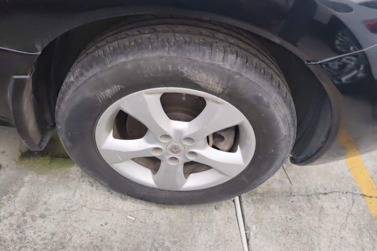 Used Renault Koleos 2012 2.5L Two-Wheel Drive Comfort Edition with Navigation Right Front Wheel Hub