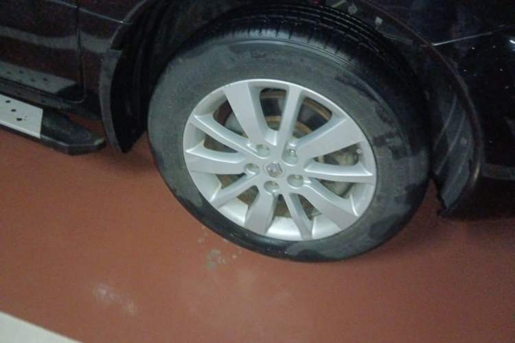 Used Renault Koleos 2012 2.5L 4x4 Comfort Edition with Navigation Right Front Wheel Hub