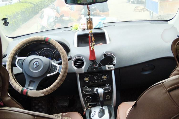 Used Renault Koleos 2012 2.5 Two-Wheel Drive Urban Edition Center Console