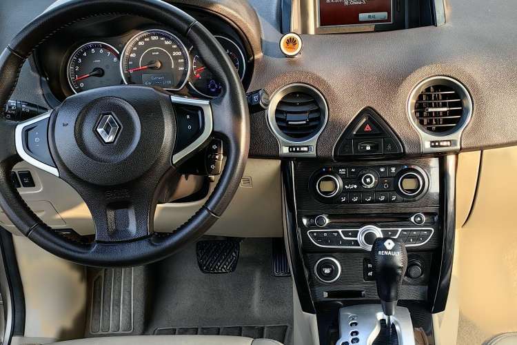 Used Renault Koleos 2012 2.5L Two-Wheel Drive Comfort Edition with Navigation Interior 1