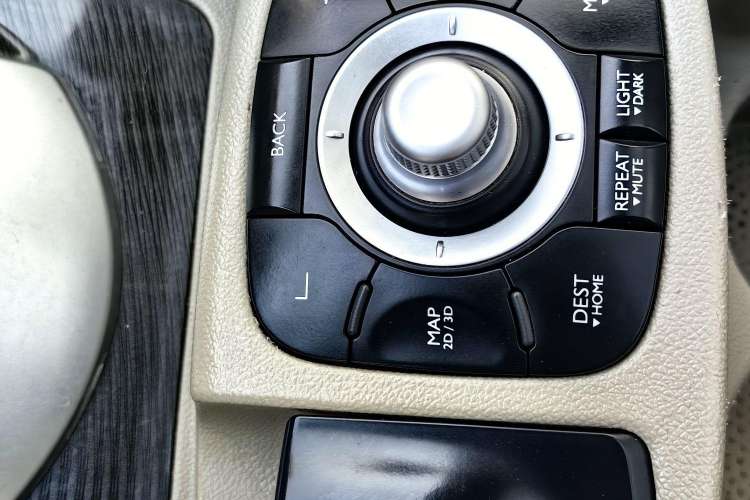 Used Renault Koleos 2012 2.5L Two-Wheel Drive Comfort Edition with Navigation Interior 10