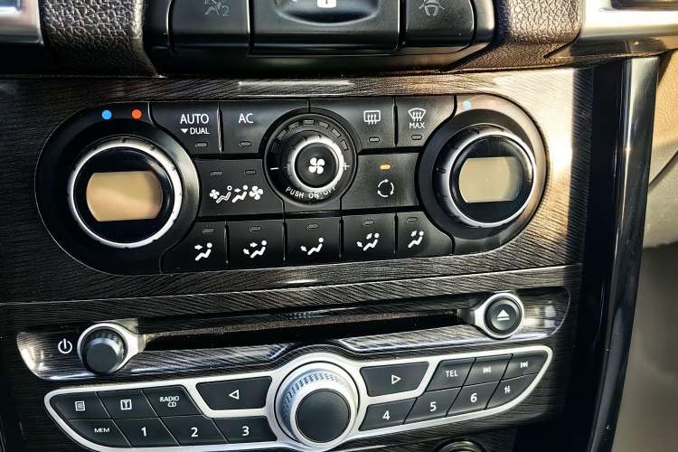 Used Renault Koleos 2012 2.5L Two-Wheel Drive Comfort Edition with Navigation Interior 12