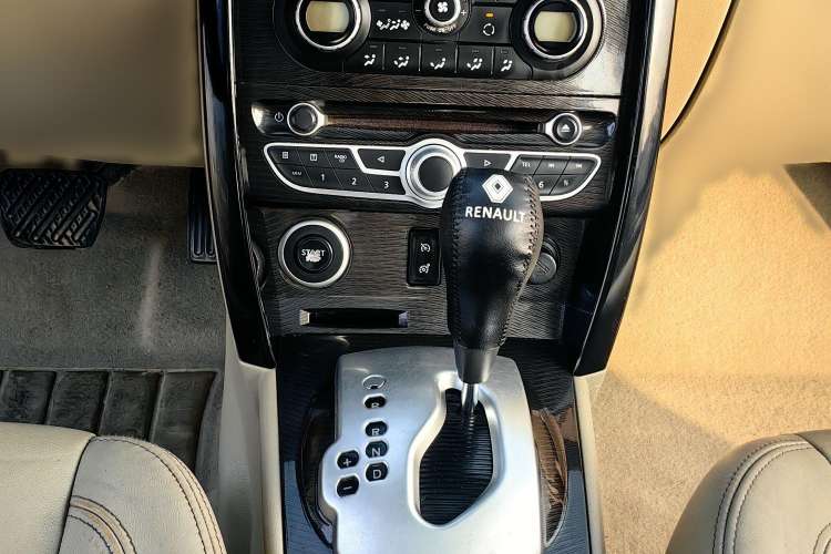 Used Renault Koleos 2012 2.5L Two-Wheel Drive Comfort Edition with Navigation Interior 2