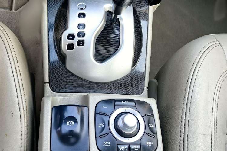 Used Renault Koleos 2012 2.5L Two-Wheel Drive Comfort Edition with Navigation Interior 5