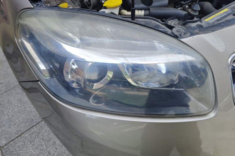 Used Renault Koleos 2012 2.5L 4x4 Comfort Edition with Navigation Right Front Headlight