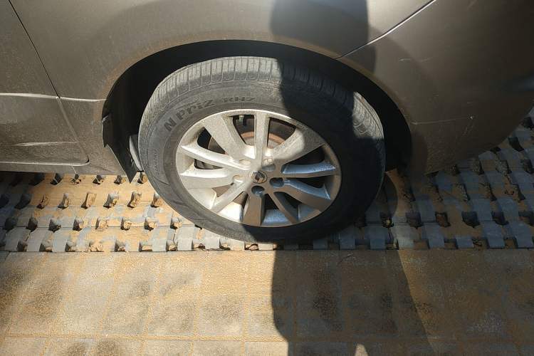 Used Renault Koleos 2012 2.5L Two-Wheel Drive Comfort Edition with Navigation Right Front Wheel Hub
