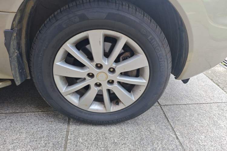 Used Renault Koleos 2012 2.5L 4x4 Comfort Edition with Navigation Right Front Wheel Hub