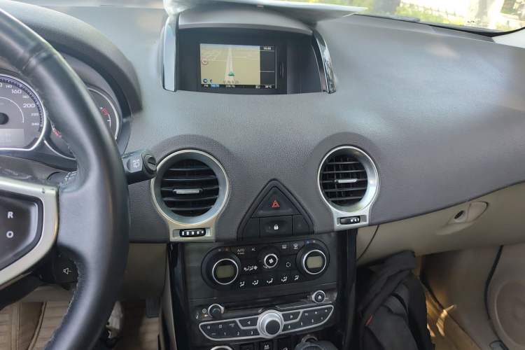 Used Renault Koleos 2012 2.5L 4x4 Comfort Edition with Navigation Audio And AC Panel