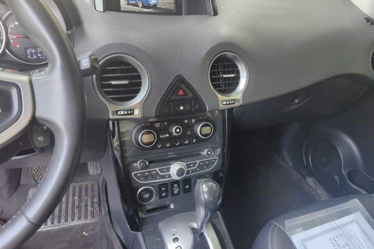Used Renault Koleos 2012 2.5L 4x4 Comfort Edition with Navigation Audio And AC Panel