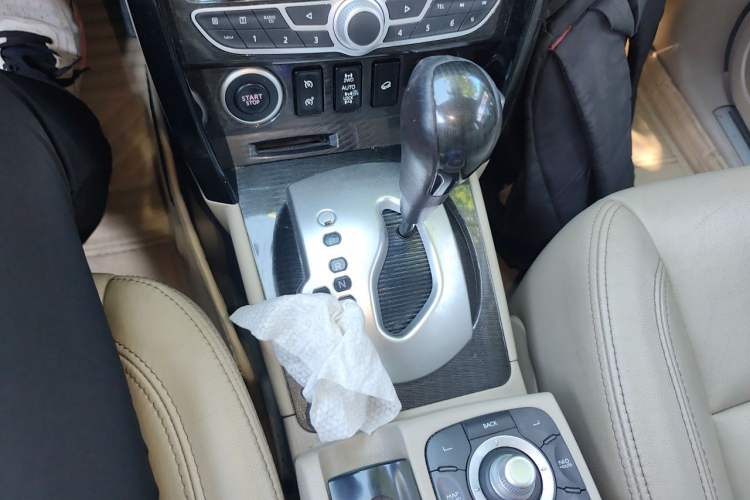 Used Renault Koleos 2012 2.5L 4x4 Comfort Edition with Navigation Gear Lever