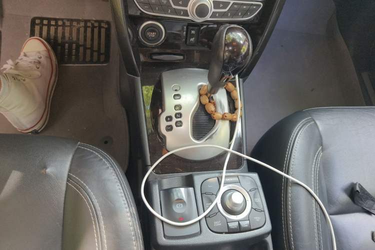 Used Renault Koleos 2012 2.5L Two-Wheel Drive Comfort Edition with Navigation Gear Lever