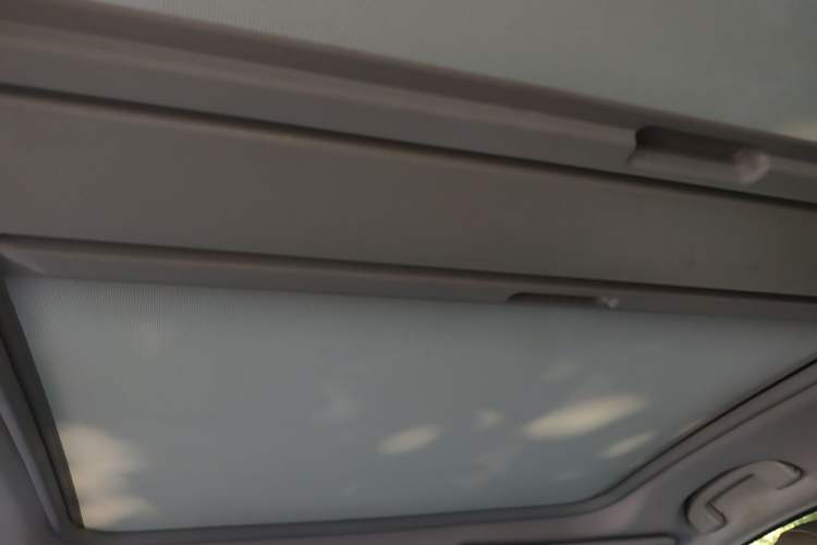 Used Renault Koleos 2012 2.5L 4x4 Comfort Edition with Navigation Headliner