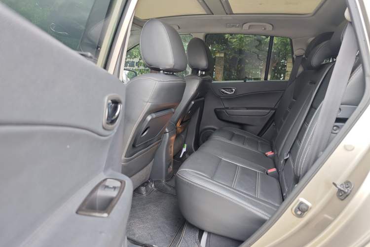 Used Renault Koleos 2012 2.5L Two-Wheel Drive Comfort Edition with Navigation Interior 2