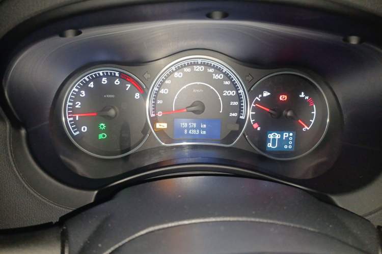 Used Renault Koleos 2012 2.5L Two-Wheel Drive Comfort Edition with Navigation Odometer Close Up