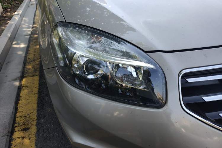 Used Renault Koleos 2012 2.5L 4x4 Comfort Edition with Navigation Right Front Headlight