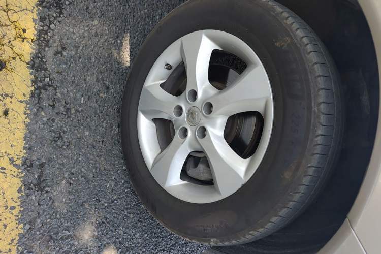 Used Renault Koleos 2012 2.5L 4x4 Comfort Edition with Navigation Right Front Wheel Hub
