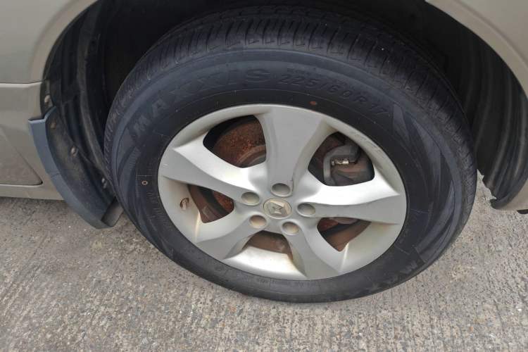 Used Renault Koleos 2012 2.5L 4x4 Comfort Edition with Navigation Right Front Wheel Hub