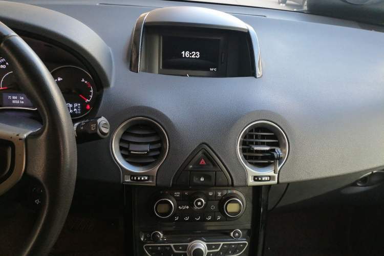 Used Renault Koleos 2012 2.5L 4x4 Comfort Edition with Navigation Audio And AC Panel