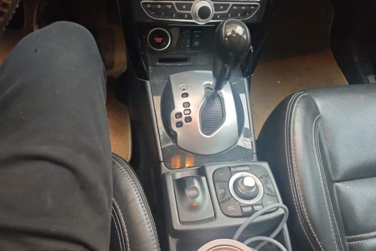 Used Renault Koleos 2012 2.5L Two-Wheel Drive Comfort Edition with Navigation Gear Lever