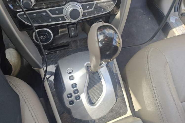 Used Renault Koleos 2012 2.5L Two-Wheel Drive Comfort Edition with Navigation Gear Lever