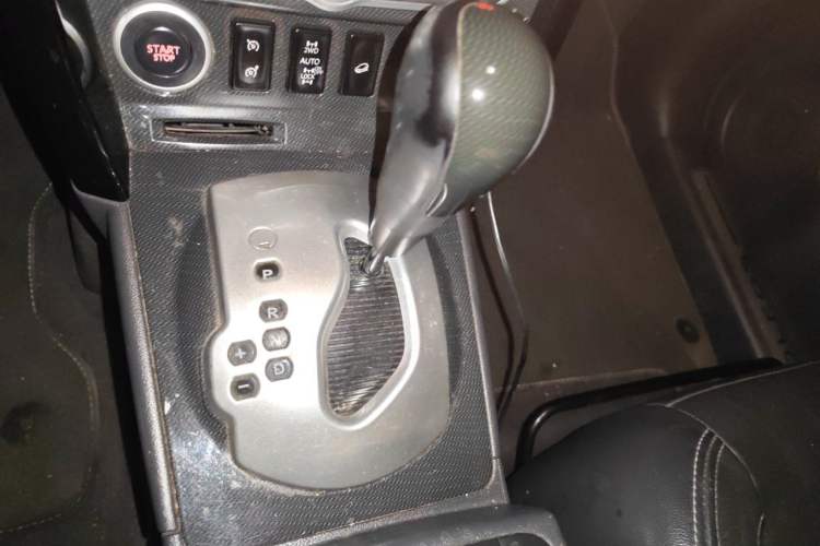 Used Renault Koleos 2012 2.5L 4x4 Comfort Edition with Navigation Gear Lever