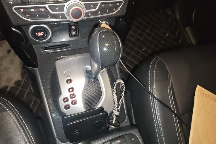 Used Renault Koleos 2012 2.5L Two-Wheel Drive Comfort Edition with Navigation Gear Lever