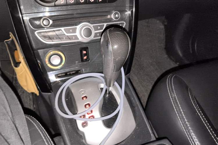 Used Renault Koleos 2012 2.5L Two-Wheel Drive Comfort Edition with Navigation Gear Lever