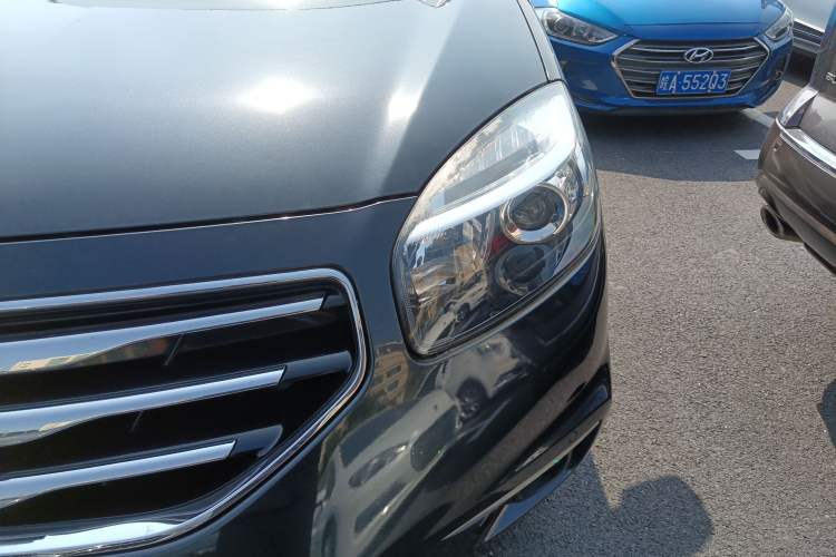 Used Renault Koleos 2012 2.5L 4x4 Comfort Edition with Navigation Left Front Headlight