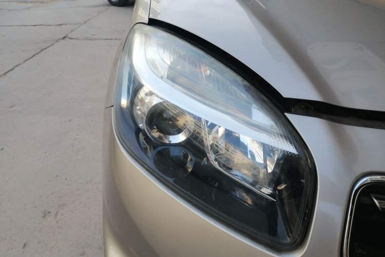 Used Renault Koleos 2012 2.5L 4x4 Comfort Edition with Navigation Right Front Headlight