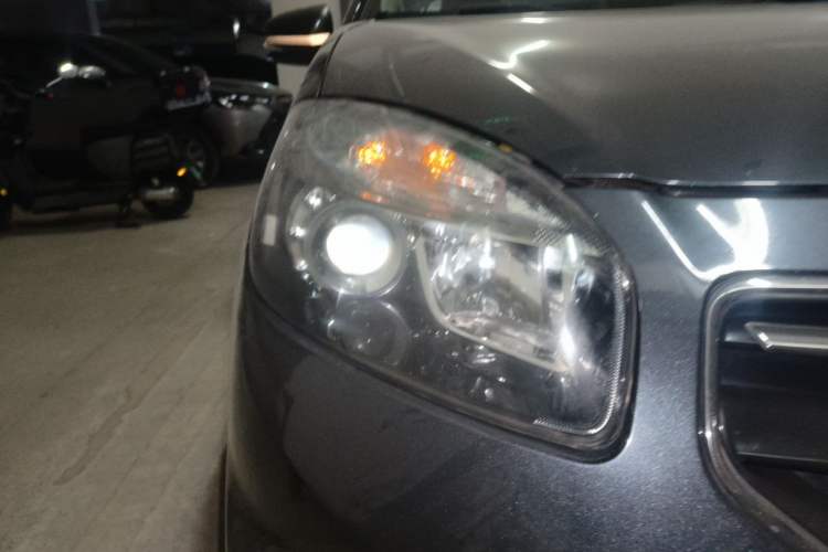 Used Renault Koleos 2012 2.5L 4x4 Comfort Edition with Navigation Right Front Headlight