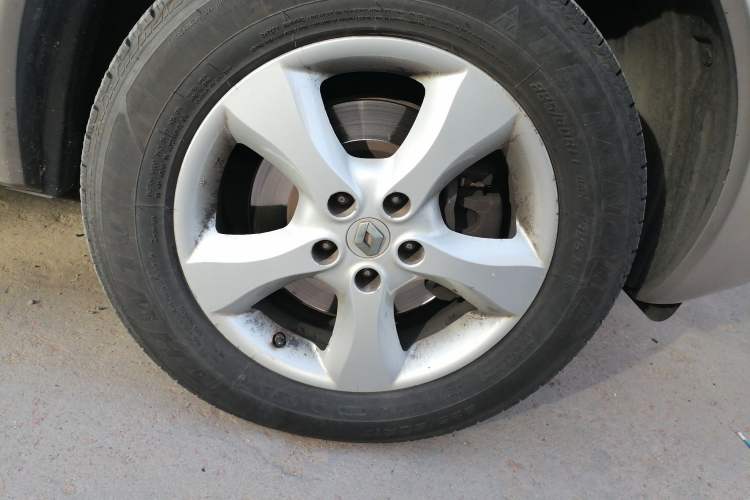 Used Renault Koleos 2012 2.5L 4x4 Comfort Edition with Navigation Right Front Wheel Hub