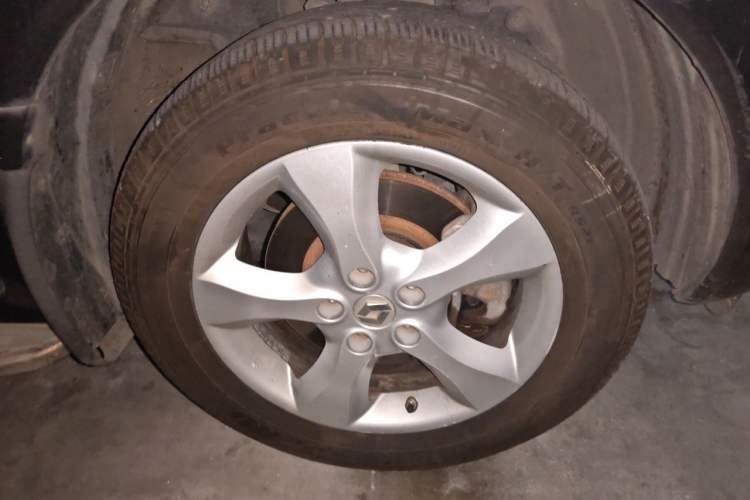 Used Renault Koleos 2012 2.5L 4x4 Comfort Edition with Navigation Right Front Wheel Hub