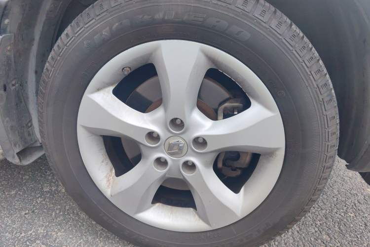 Used Renault Koleos 2012 2.5L 4x4 Comfort Edition with Navigation Right Front Wheel Hub