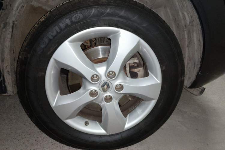 Used Renault Koleos 2012 2.5L 4x4 Comfort Edition with Navigation Right Front Wheel Hub