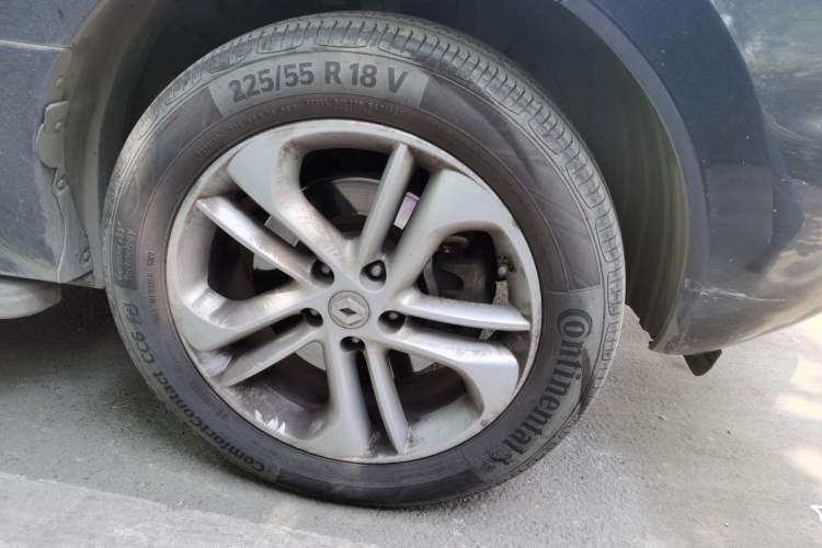 Used Renault Koleos 2012 2.5L 4x4 Comfort Edition with Navigation Right Front Wheel Hub