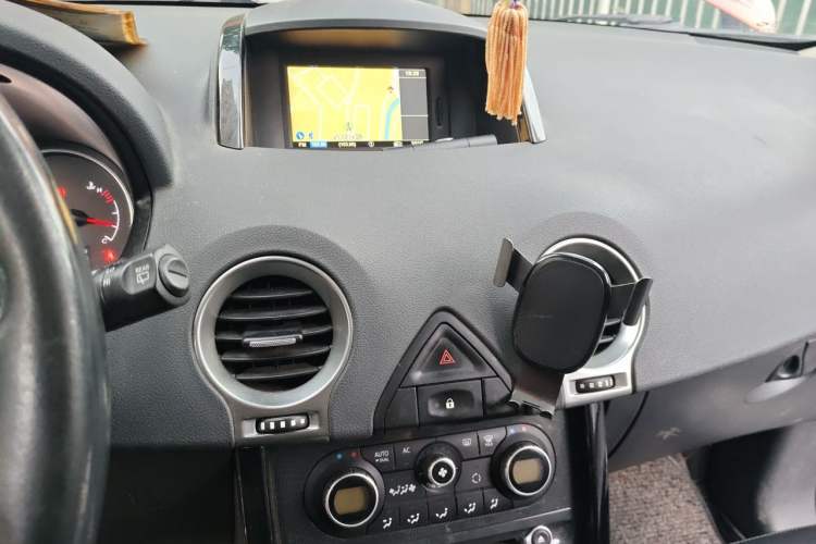 Used Renault Koleos 2012 2.5L 4x4 Comfort Edition with Navigation Audio And AC Panel