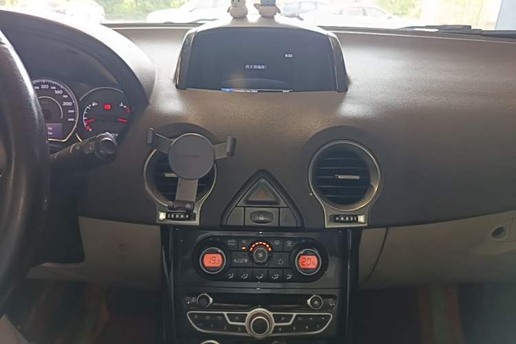 Used Renault Koleos 2012 2.5L 4x4 Luxury Navigation Edition Audio And AC Panel