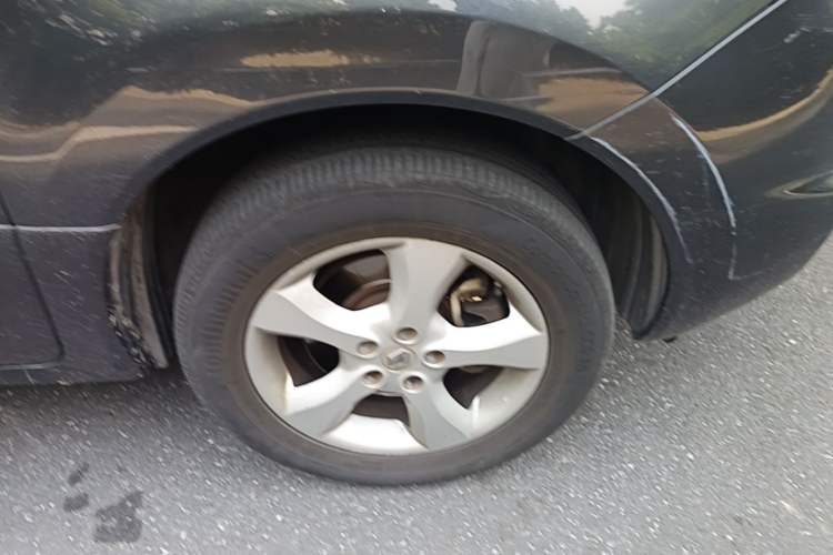Used Renault Koleos 2012 2.5L 4x4 Comfort Edition with Navigation Right Front Wheel Hub