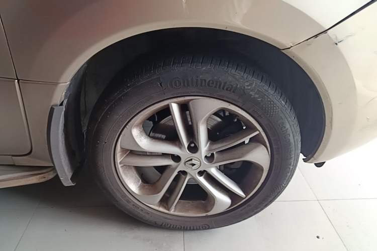 Used Renault Koleos 2012 2.5L 4x4 Luxury Navigation Edition Right Front Wheel Hub