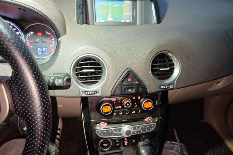 Used Renault Koleos 2012 2.5L 4x4 Luxury Navigation Edition Audio And AC Panel