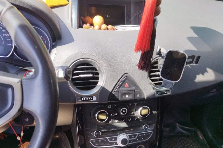Used Renault Koleos 2012 2.5L 4x4 Comfort Edition with Navigation Audio And AC Panel