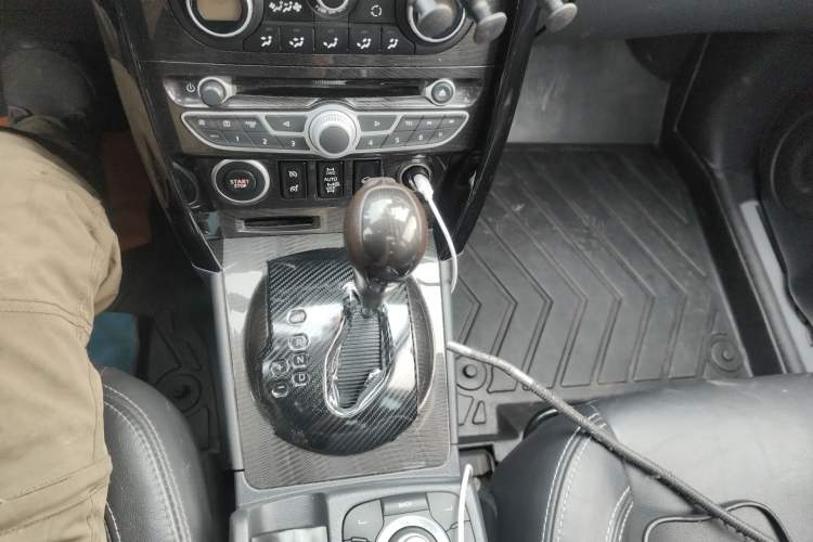 Used Renault Koleos 2012 2.5L 4x4 Comfort Edition with Navigation Gear Lever