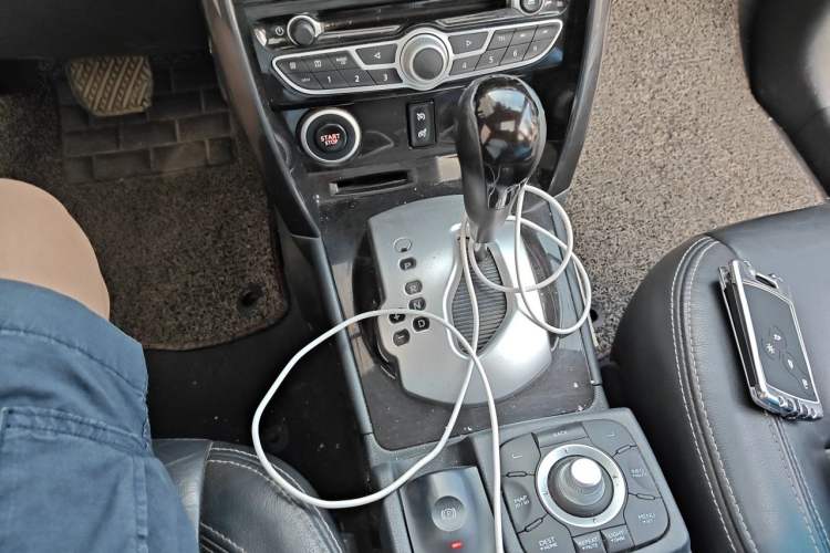 Used Renault Koleos 2012 2.5L Two-Wheel Drive Comfort Edition with Navigation Gear Lever