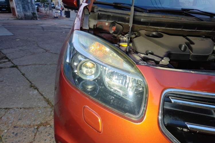 Used Renault Koleos 2012 2.5L 4x4 Luxury Navigation Edition Right Front Headlight