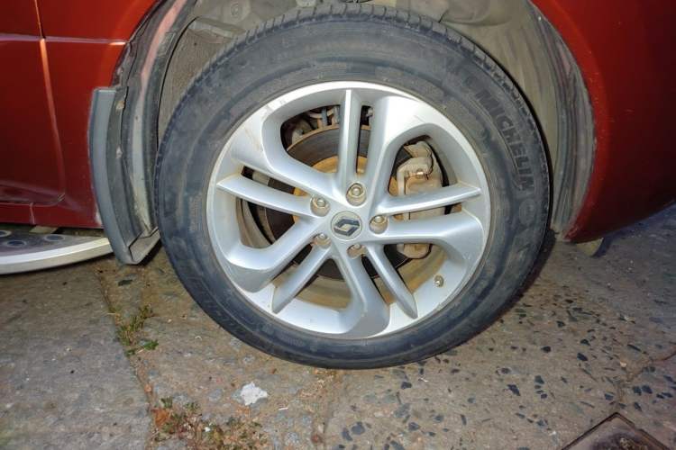 Used Renault Koleos 2012 2.5L 4x4 Luxury Navigation Edition Right Front Wheel Hub