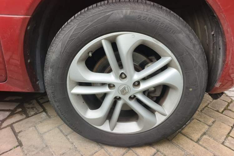 Used Renault Koleos 2012 2.5L 4x4 Luxury Navigation Edition Right Front Wheel Hub