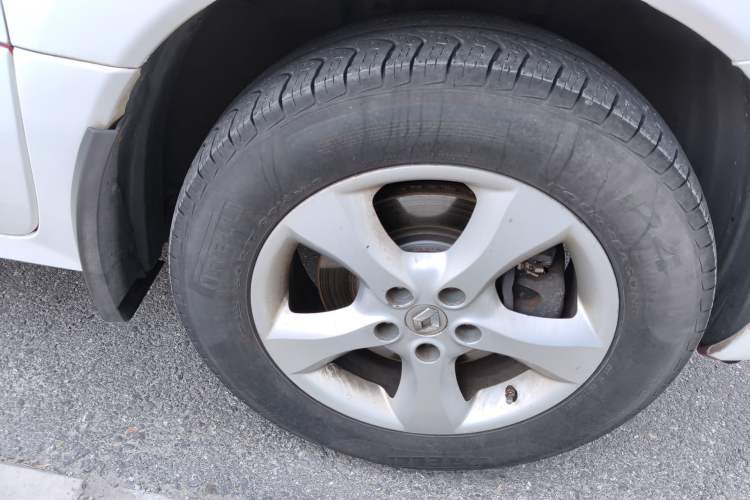 Used Renault Koleos 2012 2.5L 4x4 Comfort Edition with Navigation Right Front Wheel Hub