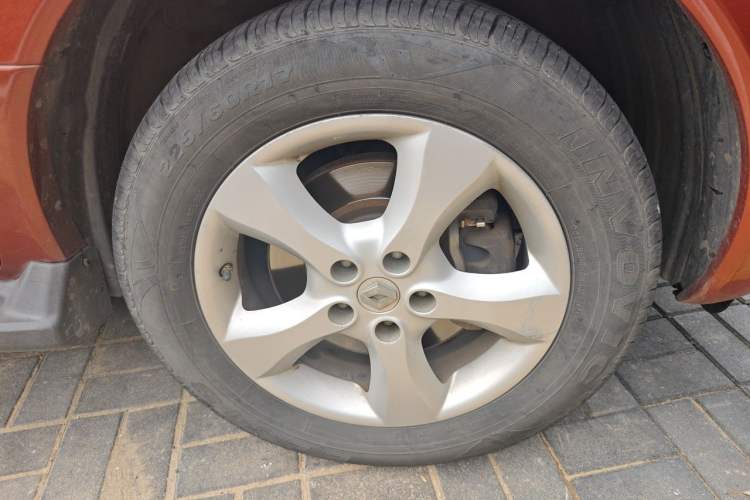 Used Renault Koleos 2012 2.5L 4x4 Comfort Edition with Navigation Right Front Wheel Hub